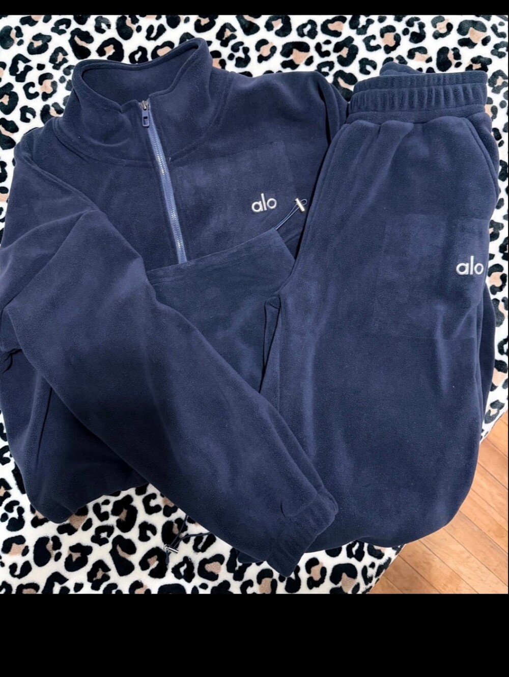 ALO Women's NAVY Sweat Set Size Large